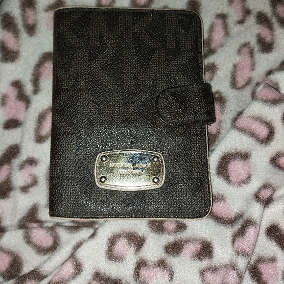 Michael Kors Metallic Gray Key & Card Holder - Picture 2 of 4